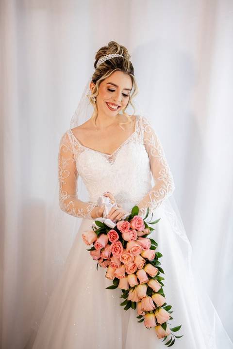 As melhores ideias e inspirações criativas de fotos de casamento do making of da noiva no salão Jéssica Mantovani Beauty Studio'