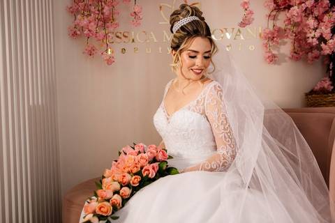 As melhores ideias e inspirações criativas de fotos de casamento do making of da noiva no salão Jéssica Mantovani Beauty Studio'