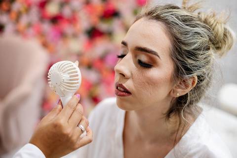 As melhores ideias e inspirações criativas de fotos de casamento do making of da noiva no salão Jéssica Mantovani Beauty Studio'