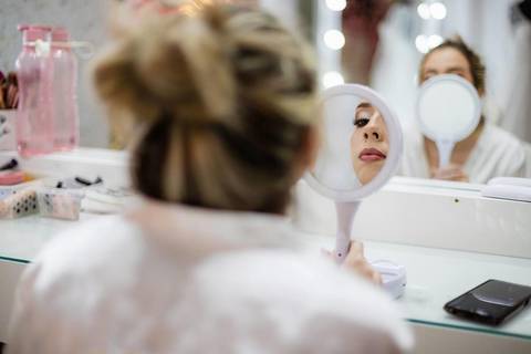 As melhores ideias e inspirações criativas de fotos de casamento do making of da noiva no salão Jéssica Mantovani Beauty Studio'