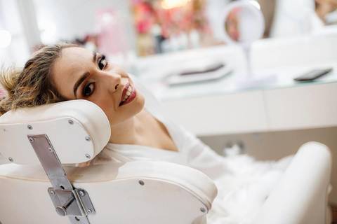 As melhores ideias e inspirações criativas de fotos de casamento do making of da noiva no salão Jéssica Mantovani Beauty Studio'