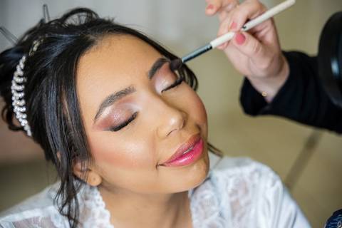 As melhores ideias e inspirações criativas de fotos de casamento do making of da noiva no Espaço Mapri Eventos'