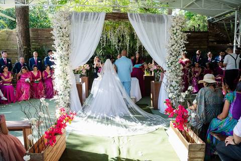 As melhores ideias e inspirações criativas de fotos de casamento do momento da cerimônia no Espaço Mapri Eventos'