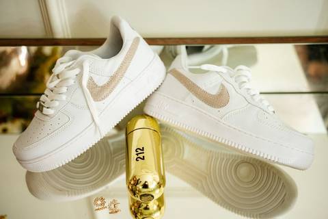 As melhores ideias e inspirações criativas de fotos de casamento dos acessórios da noiva no making of no Espaço Mapri Eventos'