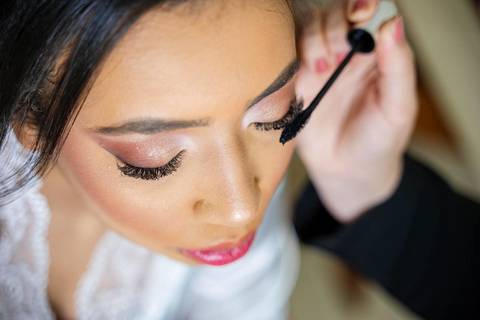 As melhores ideias e inspirações criativas de fotos de casamento do making of da noiva no Espaço Mapri Eventos'