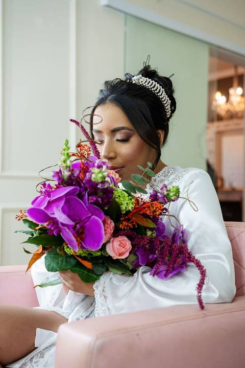 As melhores ideias e inspirações criativas de fotos de casamento do making of da noiva no Espaço Mapri Eventos'