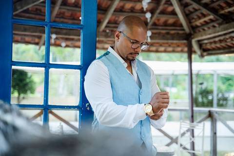 As melhores ideias e inspirações criativas de fotos de casamento do making of do noivo no Espaço Mapri Eventos'