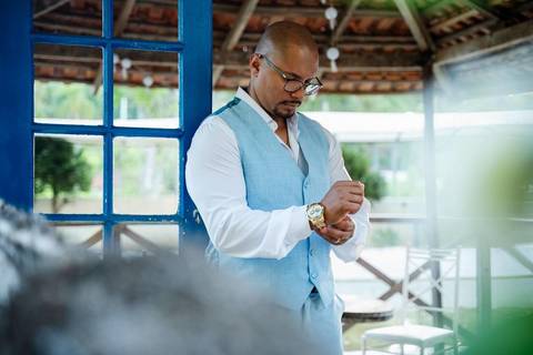 As melhores ideias e inspirações criativas de fotos de casamento do making of do noivo no Espaço Mapri Eventos'