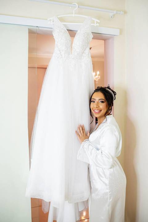 As melhores ideias e inspirações criativas de fotos de casamento do making of da noiva no Espaço Mapri Eventos'