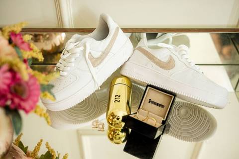 As melhores ideias e inspirações criativas de fotos de casamento dos acessórios da noiva no making of no Espaço Mapri Eventos'