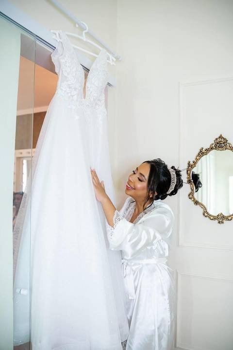 As melhores ideias e inspirações criativas de fotos de casamento do making of da noiva no Espaço Mapri Eventos'