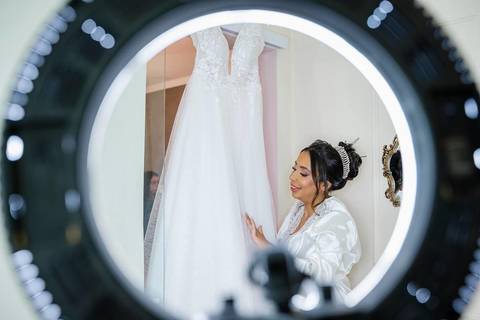 As melhores ideias e inspirações criativas de fotos de casamento do making of da noiva no Espaço Mapri Eventos'