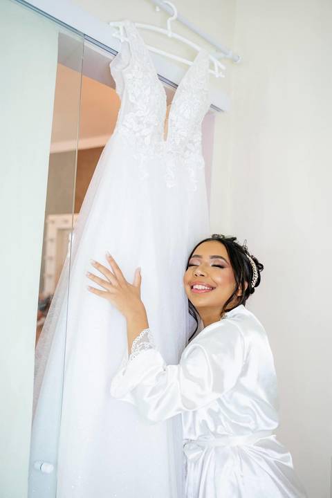 As melhores ideias e inspirações criativas de fotos de casamento do making of da noiva no Espaço Mapri Eventos'