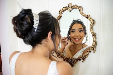 As melhores ideias e inspirações criativas de fotos de casamento do making of da noiva no Espaço Mapri Eventos'