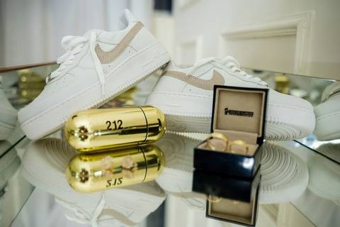 As melhores ideias e inspirações criativas de fotos de casamento dos acessórios da noiva no making of no Espaço Mapri Eventos'