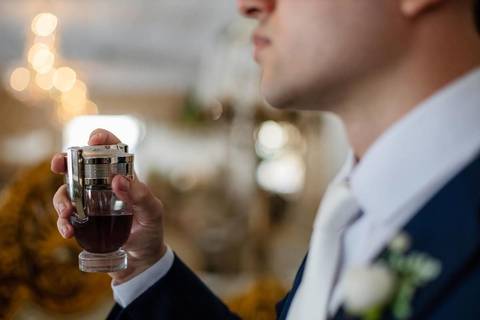 As melhores ideias e inspirações criativas de fotos de casamento do making of do noivo no Espaço Castelo Marilias Buffet'