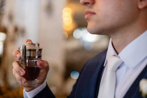 As melhores ideias e inspirações criativas de fotos de casamento do making of do noivo no Espaço Castelo Marilias Buffet'