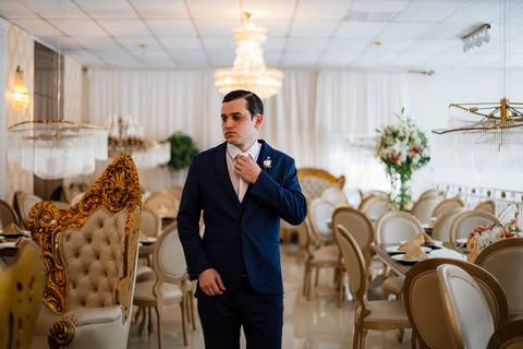 As melhores ideias e inspirações criativas de fotos de casamento do making of do noivo no Espaço Castelo Marilias Buffet'