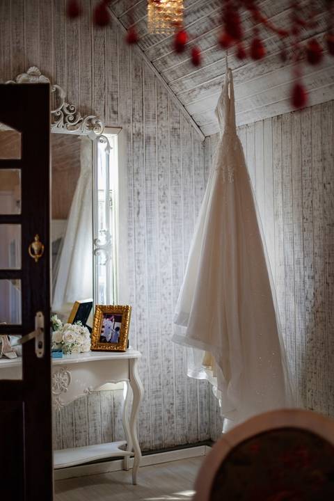 As melhores ideias e inspirações criativas de fotos de casamento do making of da noiva no Espaço Castelo Marilias Buffet'