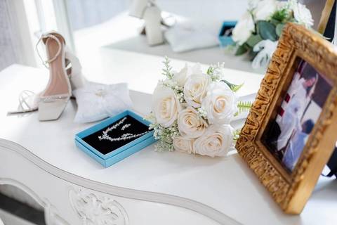 As melhores ideias e inspirações criativas de fotos de casamento dos acessórios da noiva no making of no Espaço Castelo Marilias Buffet'