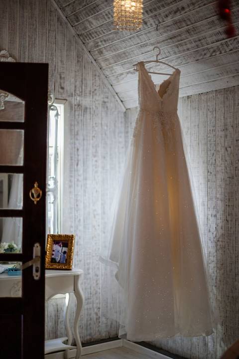 As melhores ideias e inspirações criativas de fotos de casamento do making of da noiva no Espaço Castelo Marilias Buffet'