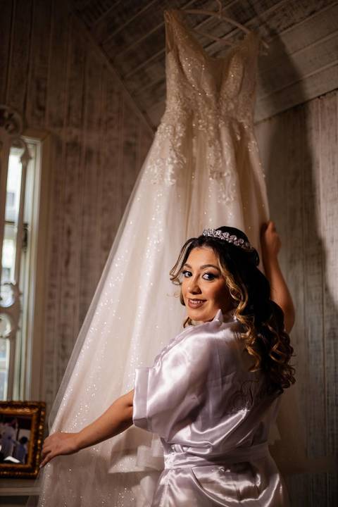 As melhores ideias e inspirações criativas de fotos de casamento do making of da noiva no Espaço Castelo Marilias Buffet'