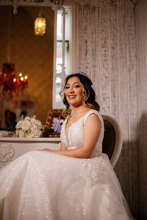 As melhores ideias e inspirações criativas de fotos de casamento do making of da noiva no Espaço Castelo Marilias Buffet'