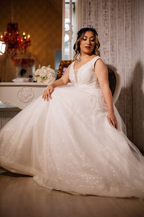 As melhores ideias e inspirações criativas de fotos de casamento do making of da noiva no Espaço Castelo Marilias Buffet'