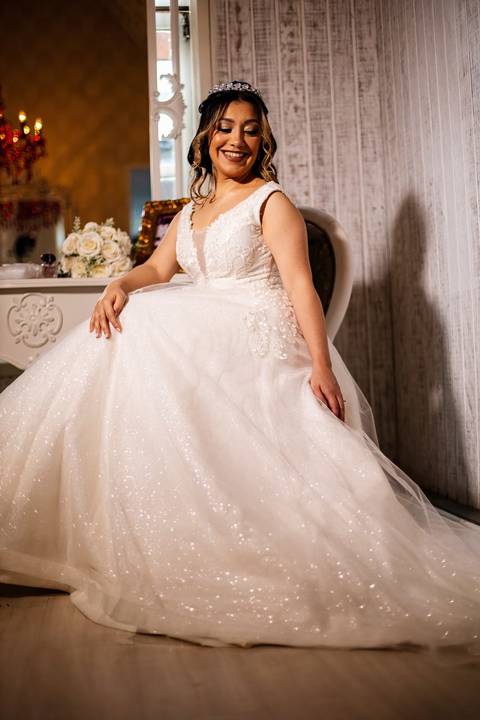 As melhores ideias e inspirações criativas de fotos de casamento do making of da noiva no Espaço Castelo Marilias Buffet'