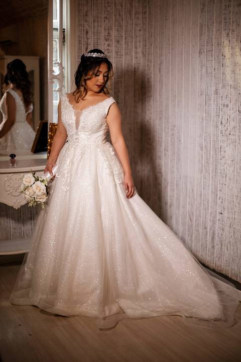 As melhores ideias e inspirações criativas de fotos de casamento do making of da noiva no Espaço Castelo Marilias Buffet'