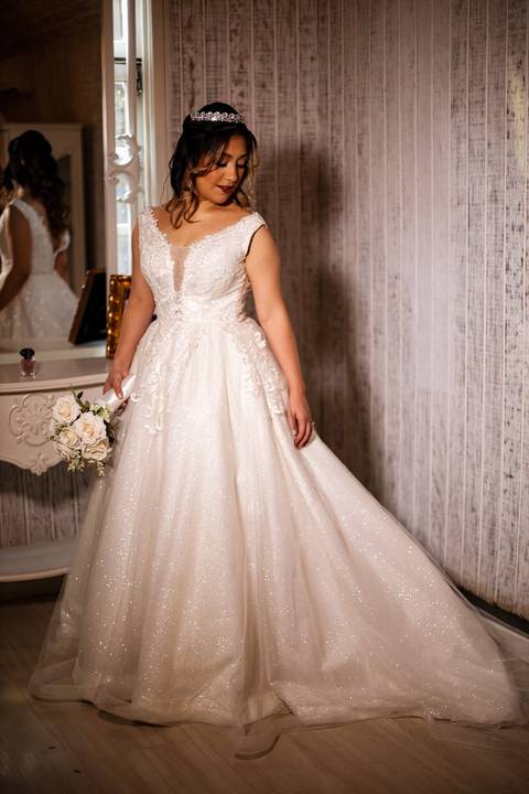 As melhores ideias e inspirações criativas de fotos de casamento do making of da noiva no Espaço Castelo Marilias Buffet'