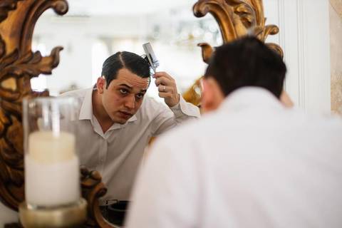 As melhores ideias e inspirações criativas de fotos de casamento do making of do noivo no Espaço Castelo Marilias Buffet'