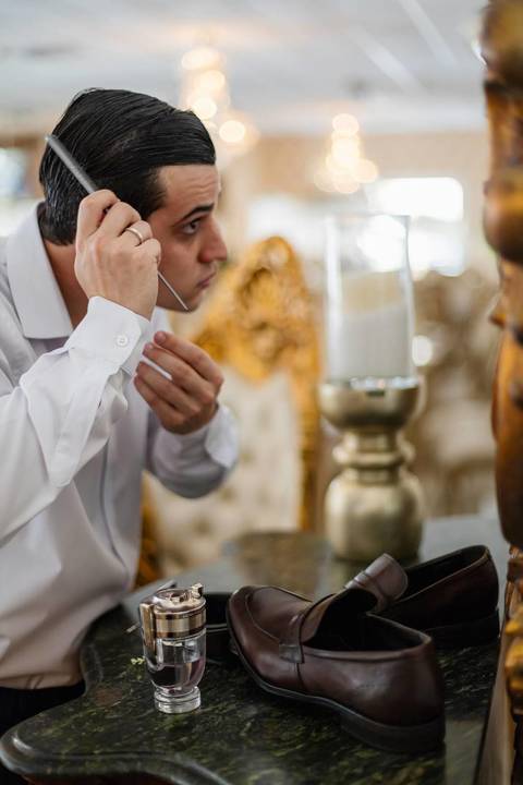 As melhores ideias e inspirações criativas de fotos de casamento do making of do noivo no Espaço Castelo Marilias Buffet'