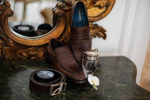 As melhores ideias e inspirações criativas de fotos de casamento do making of do noivo no Espaço Castelo Marilias Buffet'