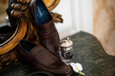 As melhores ideias e inspirações criativas de fotos de casamento do making of do noivo no Espaço Castelo Marilias Buffet'