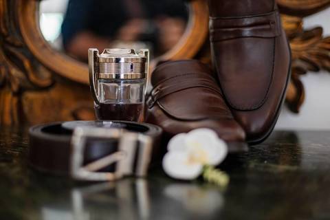 As melhores ideias e inspirações criativas de fotos de casamento do making of do noivo no Espaço Castelo Marilias Buffet'