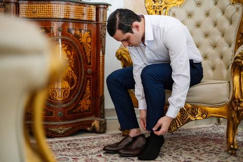 As melhores ideias e inspirações criativas de fotos de casamento do making of do noivo no Espaço Castelo Marilias Buffet'