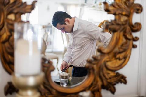 As melhores ideias e inspirações criativas de fotos de casamento do making of do noivo no Espaço Castelo Marilias Buffet'