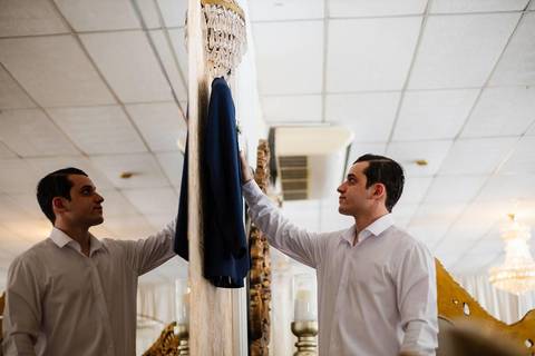 As melhores ideias e inspirações criativas de fotos de casamento do making of do noivo no Espaço Castelo Marilias Buffet'