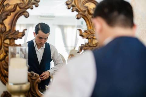 As melhores ideias e inspirações criativas de fotos de casamento do making of do noivo no Espaço Castelo Marilias Buffet'