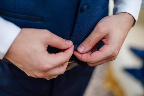 As melhores ideias e inspirações criativas de fotos de casamento do making of do noivo no Espaço Castelo Marilias Buffet'