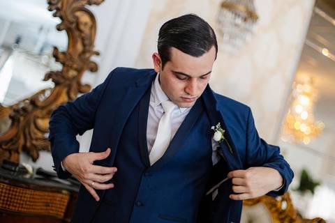 As melhores ideias e inspirações criativas de fotos de casamento do making of do noivo no Espaço Castelo Marilias Buffet'