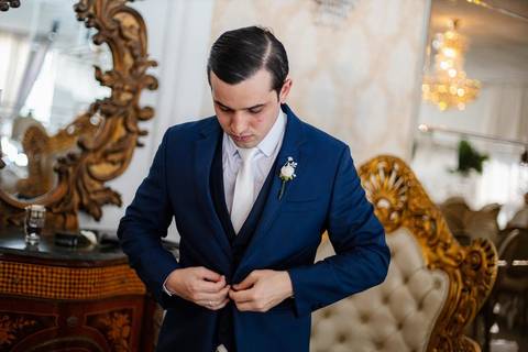 As melhores ideias e inspirações criativas de fotos de casamento do making of do noivo no Espaço Castelo Marilias Buffet'