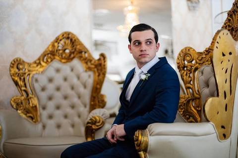 As melhores ideias e inspirações criativas de fotos de casamento do making of do noivo no Espaço Castelo Marilias Buffet'