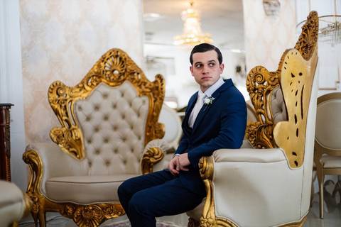 As melhores ideias e inspirações criativas de fotos de casamento do making of do noivo no Espaço Castelo Marilias Buffet'