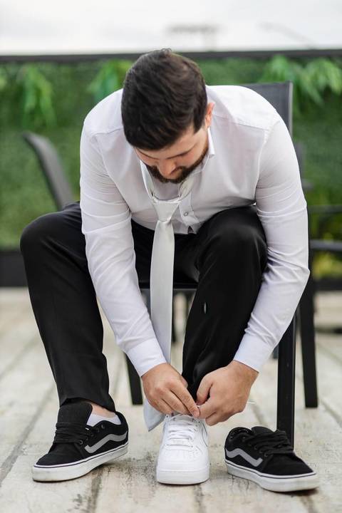 As melhores ideias e inspirações criativas de fotos de casamento do making of do noivo'