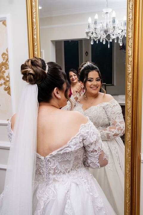 As melhores ideias e inspirações criativas de fotos de casamento do making of da noiva no salão Silvia Helena'