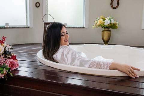 As melhores ideias e inspirações criativas de fotos de casamento do making of da noiva no salão Silvia Helena'