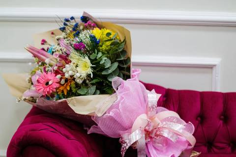 As melhores ideias e inspirações criativas de fotos de casamento do making of da noiva no salão Silvia Helena'