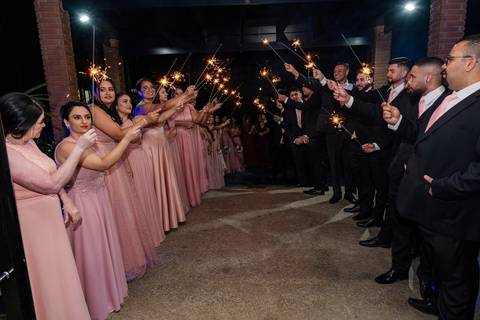 As melhores ideias e inspirações criativas de fotos de casamento da saída do casal na Igreja Nossa Senhora Aparecida Pedreira'